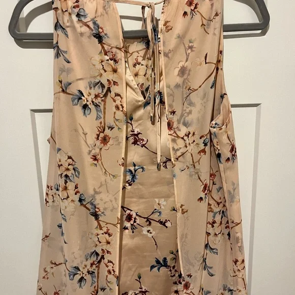 White House Black Market floral blouse. Size M. - Picture 3 of 4